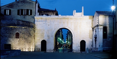 Arco di Augusto, vista notturna