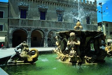 Fontana dei Tritoni in Piazza del Popolo