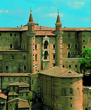 Veduta della facciata del Palazzo ducale coi Torricini, uno dei più interessanti esempi architettonici ed artistici dell