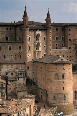 Veduta della facciata del Palazzo ducale coi Torricini, uno dei più interessanti esempi architettonici ed artistici dell