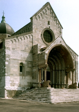 Facciata della Cattedrale di San Ciriaco