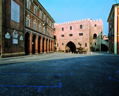 Veduta della Piazza del Comune con il Palazzo del Podestà e il Palazzo Vescovile