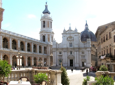 Veduta della Piazza della Madonna con la Basilica