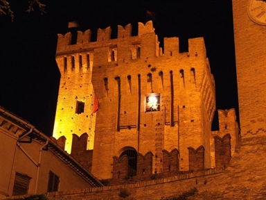 Veduta notturna della Rocca di Offagna