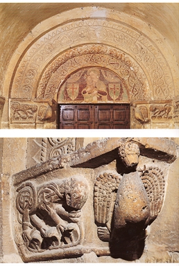 Particolare della lunetta del portale e capitello con decorazioni zoomorfe