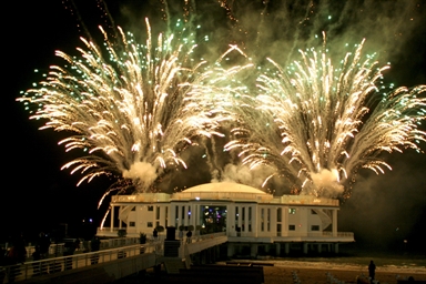 Veduta notturna della Rotonda a Mare con fuochi d'artificio