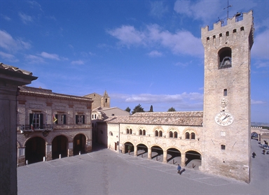 Palazzo del Podestà e Teatro Nicola degli Angeli nella piazza del Comune