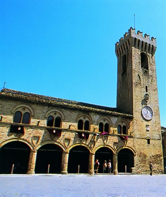 Palazzo del Podestà e Teatro Nicola degli Angeli nella piazza del Comune