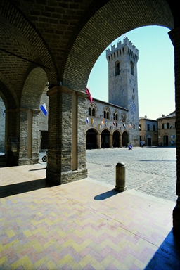 Palazzo del Podestà e Teatro Nicola degli Angeli nella piazza del Comune
