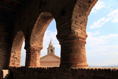 Il campanile della Chiesa dei SS. Maria e Marco visto attraverso un’arcata di mattoni 