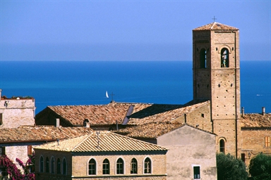 Scorcio della Chiesa di Santa Maria a Mare di Torre di Palme con il blu del mare retrostante