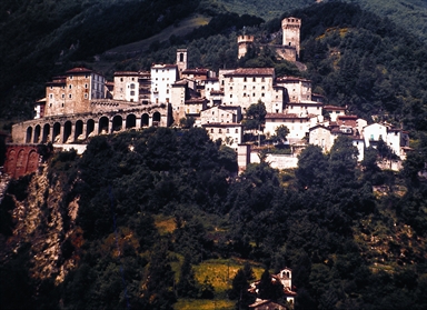 Veduta di Arquata del Tronto con la Rocca Medievale