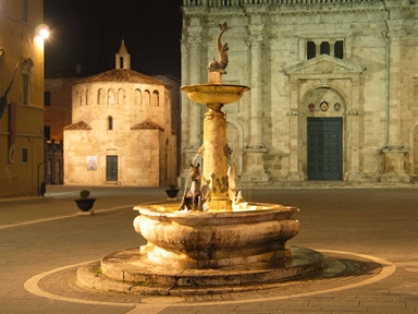 Fontana centrale di Piazza Arringo