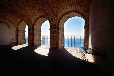 Suggestiva veduta del Mar Adriatico dalle logge del Teatro dell'Arancio