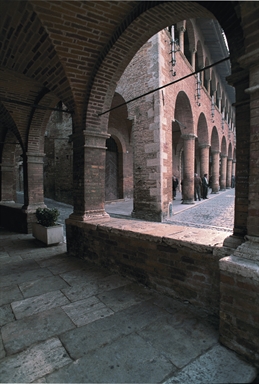 Scorcio del Palazzo del Comune dal portico della Chiesa della Madonna Addolorata