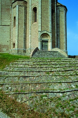 Particolare della facciata della Chiesa di Santa Maria della Rocca