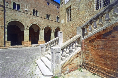 Scalinata del Palazzo Comunale, sede del Museo Civico Archeologico "C. Cellini"