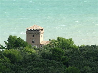 Torre Clementina (o Torre De Bosis) nella Baia di Portonovo