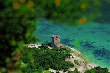 Torre Clementina (o Torre De Bosis) nella Baia di Portonovo