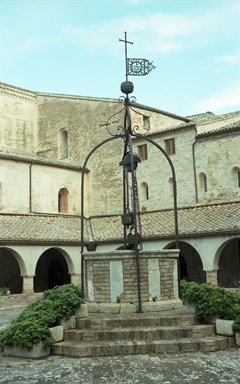 Chiostro del Complesso Monastico dell'abbazia di Chiaravalle di Fiastra