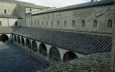 Chiostro del Complesso Monastico dell'abbazia di Chiaravalle di Fiastra