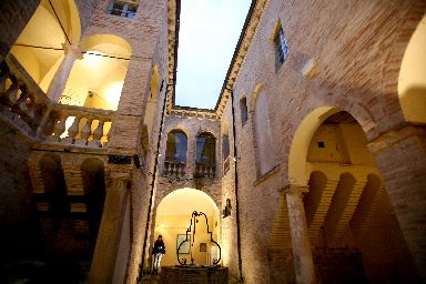 Cortile interno di Palazzo Compiano-Della Rovere, sede del Museo Civico Archeologico "A. Casagrande"