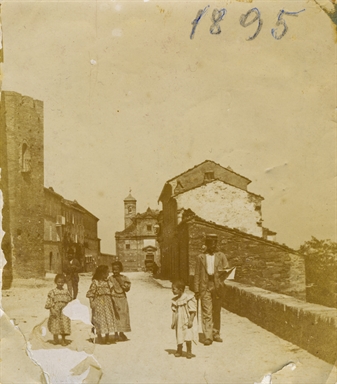 Veduta panoramica di borgo Giordano Bruno con Tita, Adalgisa, Nina e Nazzareno Valori