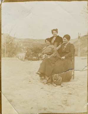 Ritratto ambientato in campagna di adalgisa e Tita Valori insieme ad una amica