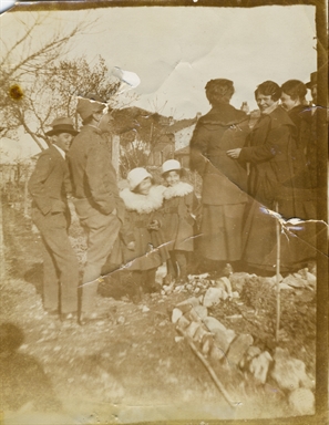 Foto di gruppo con Tita e Adalgisa Valori, Villeado Craia e le piccole Maria e Iole Renzi
