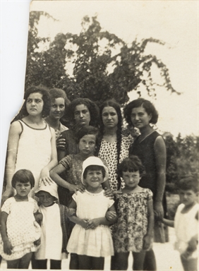 Foto di gruppo con donne e bambini