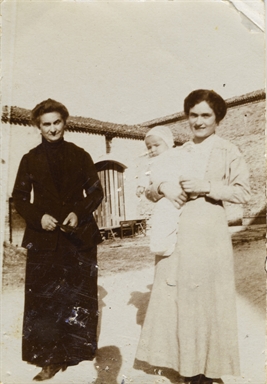 Modesta Ambrosi con la figlia Tita Valori che tiene in braccio il nipote Enrico Craia 