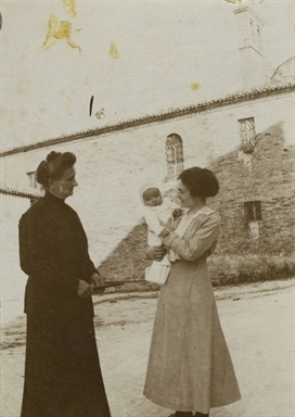 Modesta Ambrosi con la figlia Tita Valori che tiene in braccio il nipote Enrico Craia 