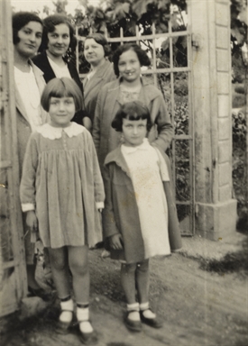 Le sorelle Vera e Iole Renzi con Carolina Murri e la piccola Elvia Renzi. Pedaso 5 giugno 1932