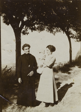 Modesta Ambrosi con la figlia Tita Valori che tiene in braccio il nipote Enrico Craia 