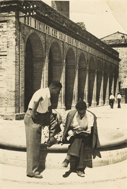 Ritratti maschili intenti nella lettura di un quotidiano nella Piazza Umberto I, attuale Piazza della Repubblica di Montefiore dell'Aso