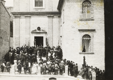 Il Prefetto Formica ed il Federale Michelangeli tra la folla all'inaugurazione della bandiera del mutilato presso la Chiesa delle Domenicane