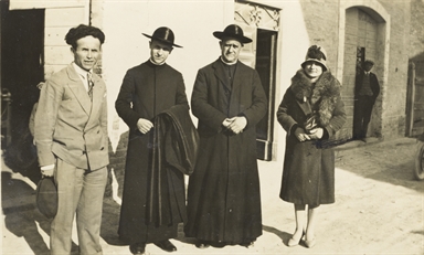 Foto ricordo del sacerdozio di Don Lorenzo Sabatini, il secondo da sx, con Tita Valori madrina, un prelato ed ed un'altra figura maschile