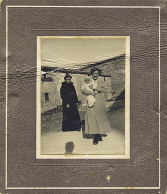 Modesta Ambrosi con la figlia Tita Valori che tiene in braccio il nipote Enrico Craia 