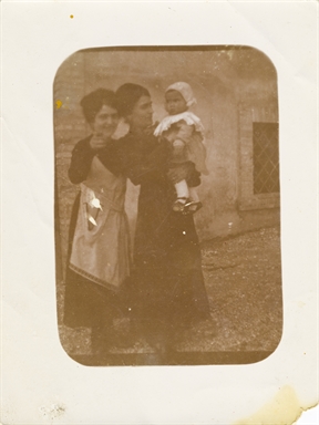 Tita Valori e Nina Valori con il piccolo Enrico Craia, località Montefiore dell'Aso