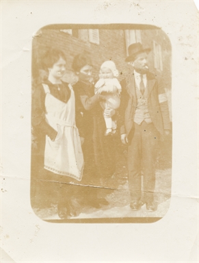 Tita e Nina Valori con in braccio il piccolo Enrico Craia, insieme a Villeado Craia