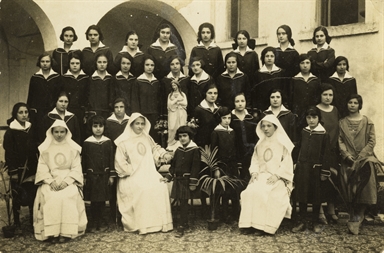 Foto Ricordo Collegio femminile 1920 ca. E' riconoscibile Maria Renzi, seconda fila dall'alto, la quarta da sx