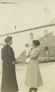 Modesta Ambrosi con la figlia Tita Valori che tiene in braccio il nipote Enrico Craia 