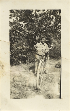 Bruno Craia con una bicicletta da adulto nella campagna di Montefiore dell'Aso