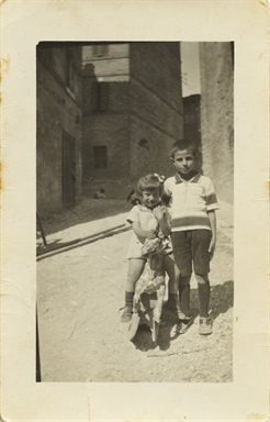 Oscar Ciarrocchi con un cavallino a dondolo con un suo amichetto, via Leopardi, Montefiore dell'Aso