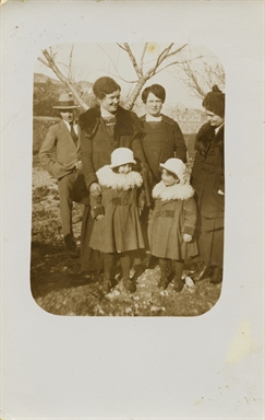 Adalgisa e Tita Valori con le piccole Maria, la più alta, e Iole Renzi, in località Montefiore dell'Aso