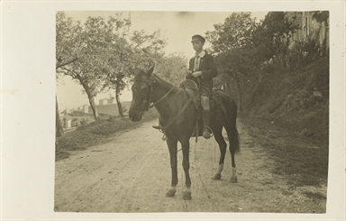 Villeado Craia in sella ad un cavallo dietro il Canapale di Montefiore dell'Aso