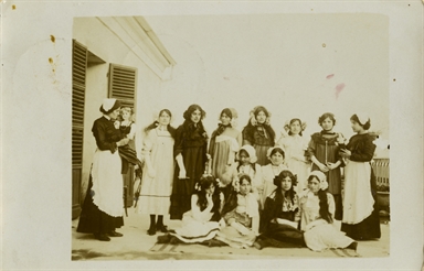 Giovani donne riprese sul terrazzo di Palazzo Giovannetti a Montefiore dell'Aso durante una festa in maschera