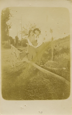 Ritratti femminili di quattro donne e tre cani. Tita Valori, in piedi, è riconoscibile sulla dx 