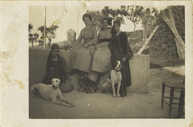 Ritratti femminili di quattro donne e tre cani. E' riconoscibile Tita Valori la seconda da sx 