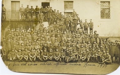 Fine Corso Allievi Ufficili Medici a Roma 1916. Nella seconda fila dal basso è riconoscibile Domenico Valori indicato con un segno ad 